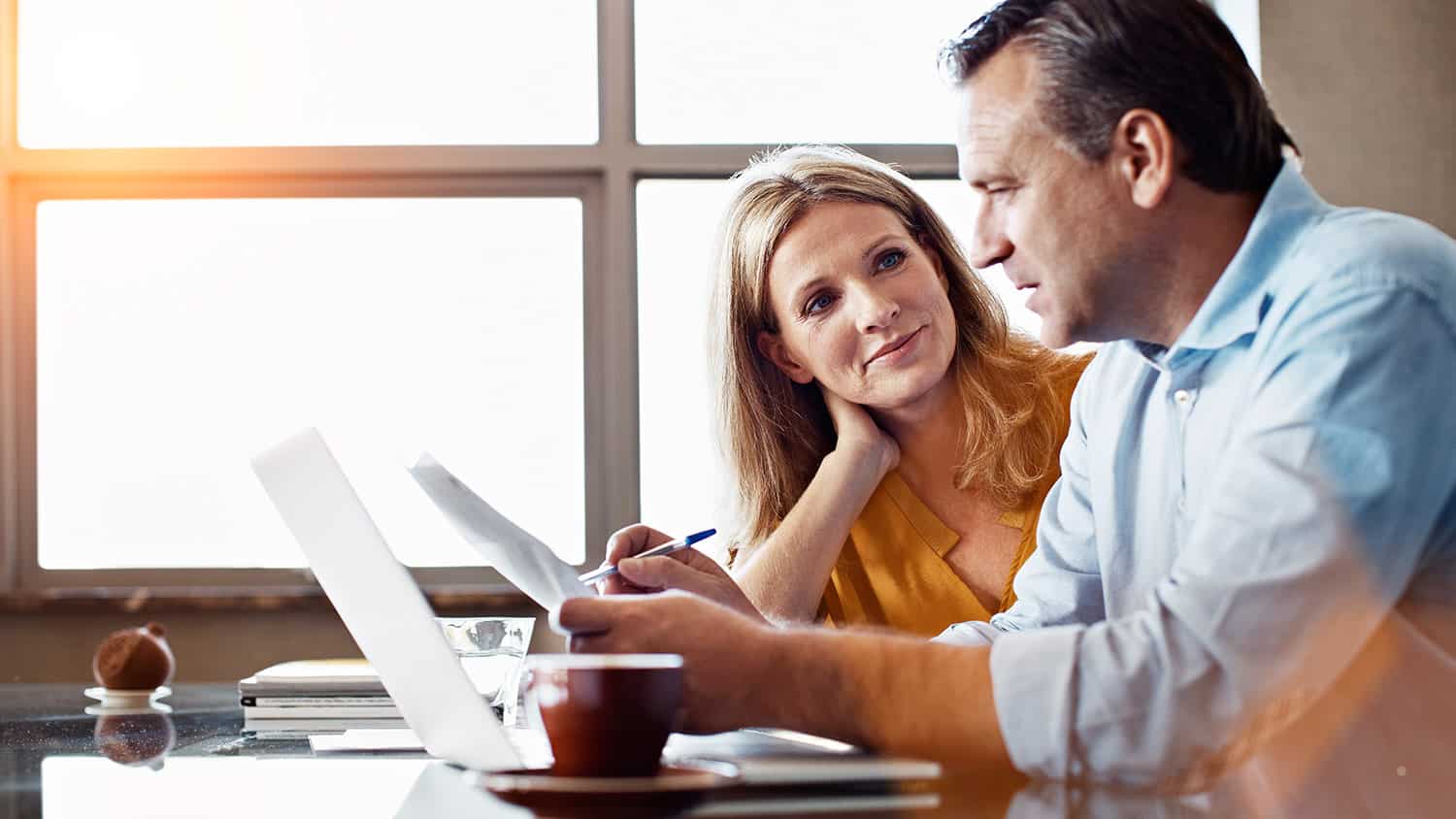 Couple going through a new home buyer checklist checklist.